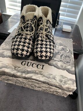 Gucci Houndstooth Shearling Lace-Up Boots - Black & Cream